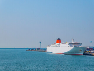 大阪南港に停泊する船のある風景
