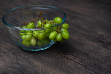 Comida. Uvas verdes en tazon de cristal, primer plano.