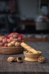 Comida. Bolsa de nueces, con utensilios para romper nueces, bolsa desenfocado y rompenueces en primer plano. Vertical.