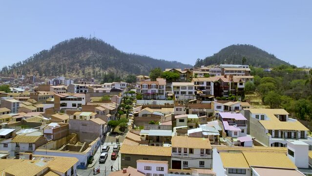 Cerro Churuquella y Cerro Sica Sica. Sucre, Bolivia, Am&eacute;rica del Sur. Vista panor&aacute;mica de dron un d&iacute;a soleado, ciudad de Sucre.