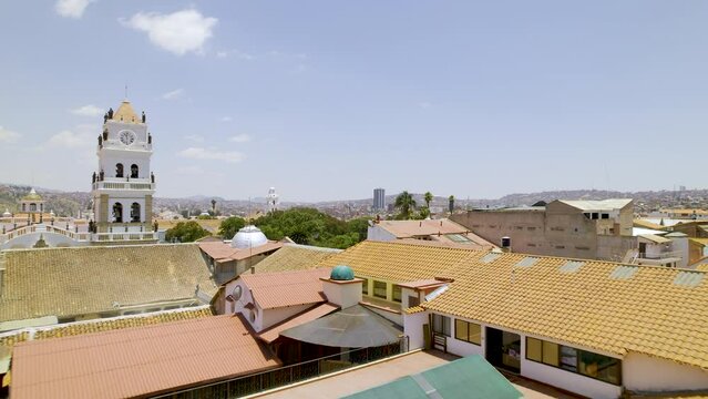Campanario de la catedral metropolitana de Sucre, Bolivia. Tejas. Vuelo de dron un d&iacute;a soleado.