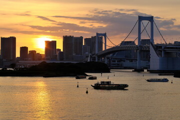 夕暮れのお台場レインボーブリッジと船の明かり
