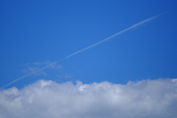 Fototapeta na wymiar 青い空と飛行機雲 