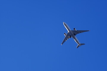 青空を飛ぶ飛行機
