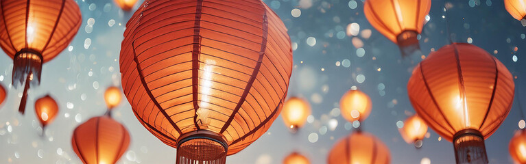 leuchtende asiatische Lampignons in rot orange gelb magisch schwebend vor einem blauen unscharfen Hintergrund mit Bokeh und Glitzern als Banner Vorlage in Nahaufnahme für Feste Party Feiern Hochzeit