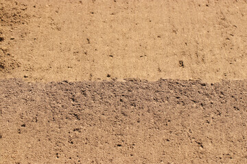 綺麗に耕されて種まきを待つ閉口に稲の段差が平行に通る美しく肥沃な畑地