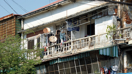 Fototapeta premium run down houses in phnom penh city center