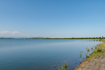 広い湖の水面に映る風景