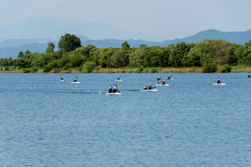 広い人工湖でカヌー競技をする人々