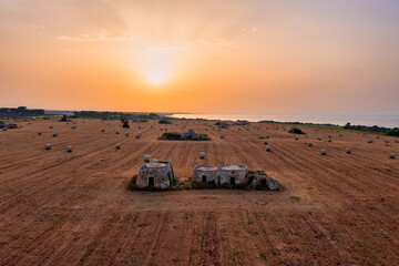 Tramonto estivo sulla costa ripagnola. Paesaggio rurale con i trulli ( pagghiari ), le balle di...