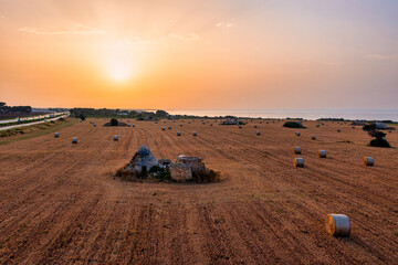 Costa dei Trulli Ripagnola in estate: balle di fieno sui campi dorati. Puglia, Bari, Italia