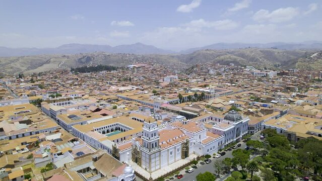 Catedral bas&iacute;lica de Nuestra Se&ntilde;ora de Guadalupe y plaza 25 de Mayo. Sucre, Bolivia. Vista aerea
