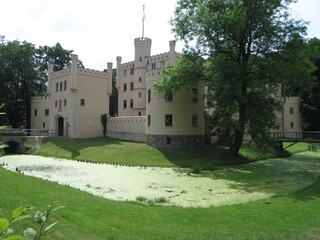 Wassergrabe am Jagdschloss Schloss Letzlingen in der Letzlinger Heide in Sachsen-Anhalt