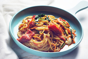 Chinese noodles with sun-dried tomatoes, herbs, garlic and tomato sauce