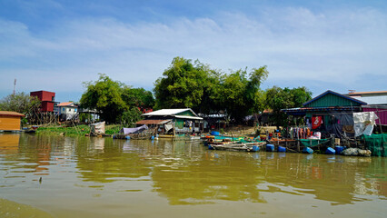 Obraz premium village at tonle sap river shore