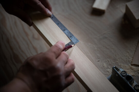 指金を使って作業をする大工