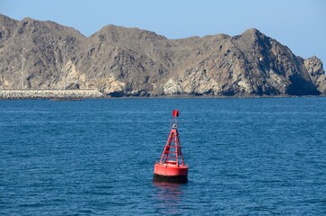 Fototapeta premium Boya marítima frente a Mutrah, Sultanato de Omán