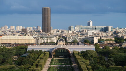 Vue panoramique sur la ville de Paris, avec le Grand Palais Éphémère au bout du Champ-de-Mars et la tour Montparnasse (France)