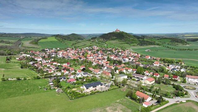 Luftaufnahme der Landschaft mit Dorf und Burg in Th&uuml;ringen. Natur und Th&uuml;ringer Wald aus der Vogelperspektive in Ostdeutschland