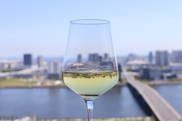 ワイングラスに映る都会の風景
