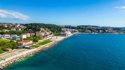 Fototapeta premium In the vicinity of Rovinj and Camp Valalta in Istria, Croatia, the landscape is characterized by scenic fields, bicycle roads, and lush greenery captured by drone