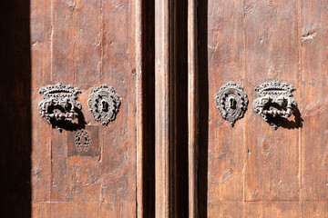 Altes Türschloß und Türklopfer an einer Holztür in Barcelona, Spanien
