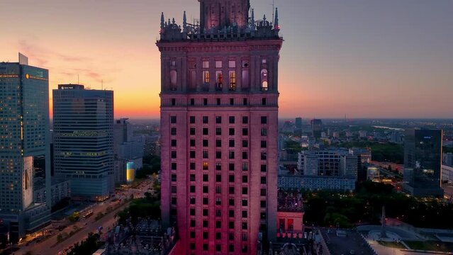 Biało-czerwona iluminacja Pałacu Kultury i Nauki w Warszawie uświetniająca 20-tą rocznicę wstąpienia Polski do Unii Europejskiej