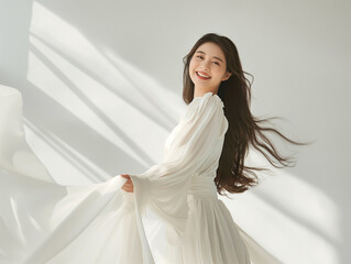 躍動感ある白いドレスの女性