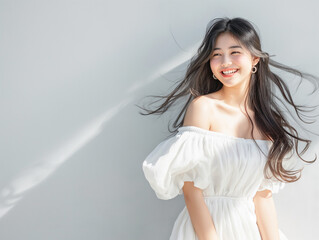 笑顔の白いドレスの女性