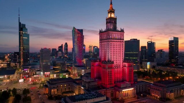 Biało-czerwona iluminacja Pałacu Kultury i Nauki w Warszawie uświetniająca 20-tą rocznicę wstąpienia Polski do Unii Europejskiej