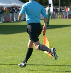 L'arbitre sur le terrain de football