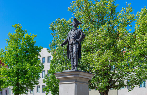 Berlin Friedrichshagen | Marktplatz an der B&ouml;lschestr. Denkmal Alter Fritz / K&ouml;nig Friedrich der Zweite, Statue Denkmal mit Sockel Berliner Geschichte preussen preussisches Standbild Berliner Denkmal 