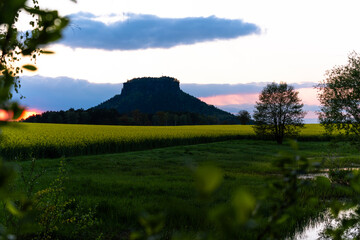 Sonnenuntergang am Lilienstein mit einem See Reflektion in der Sächsischen Schweiz Nationalpark in Sachsen Deutschland