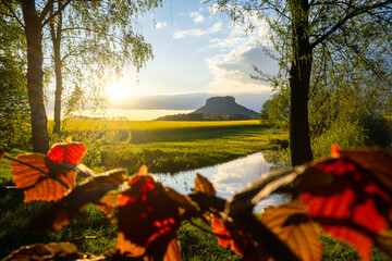 Sonnenuntergang am Lilienstein mit einem See Reflektion in der Sächsischen Schweiz Nationalpark in Sachsen Deutschland © Dominic Wunderlich