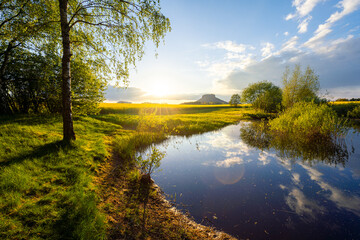 Sonnenuntergang am Lilienstein mit einem See Reflektion in der Sächsischen Schweiz Nationalpark in Sachsen Deutschland © Dominic Wunderlich