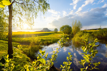 Sonnenuntergang am Lilienstein mit einem See Reflektion in der Sächsischen Schweiz Nationalpark in...