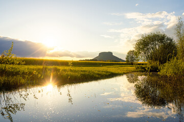 Sonnenuntergang am Lilienstein mit einem See Reflektion in der Sächsischen Schweiz Nationalpark in Sachsen Deutschland © Dominic Wunderlich