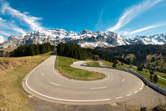 S&auml;ntis Panorama Bergpass Stra&szlig;e Kurve Serpentine mit Bergkette im Hintergrund in Appenzell in der Schweiz
