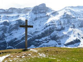 Gipfelkreuz mit Schneebergen im Hintergrund in Appenzell in den Alpen in der Schweiz