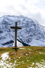 Gipfelkreuz mit Schneebergen im Hintergrund in Appenzell in den Alpen in der Schweiz