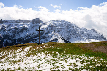 Gipfelkreuz mit Schneebergen im Hintergrund in Appenzell in den Alpen in der Schweiz