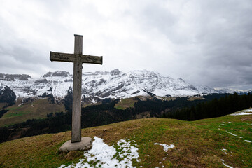 Gipfelkreuz mit Schneebergen im Hintergrund in Appenzell in den Alpen in der Schweiz