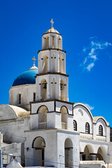 La Theotokaki et son dôme bleu à Pyrgos, sur l'île de Santorin.