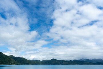 秋空の雲と田沢湖の風景