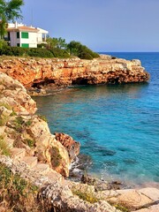 El Encanto del Mediterráneo: Una Casa de Paredes Blancas Perdida entre las Escarpadas Rocas, con...