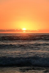 Resplandor Matutino: Amanecer Dorado Capturado con Teleobjetivo, Donde el Sol Besa el Horizonte y Su Reflejo Danza en las Aguas Marinas