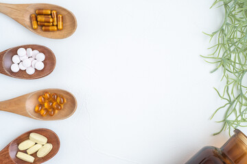 木製スプーンにのせたサプリメント