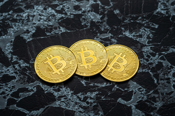 仮想通貨ビットコイン３枚と黒背景