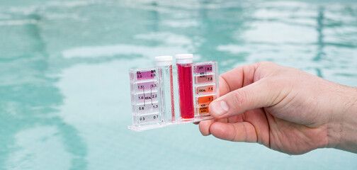 PH and chlorine analysis kit for swimming pools. Liquid chlorine and PH meter for swimming pools.
