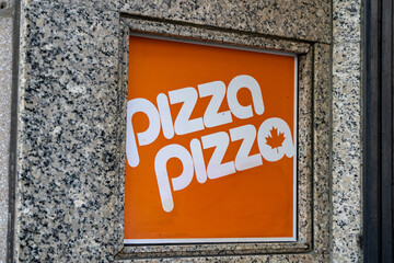 Naklejka premium Pizza Pizza logo sign. Pizza Pizza Ltd. is a franchised Canadian pizza quick-service restaurant with its headquarters in Toronto. Toronto, Canada - April 29, 2024.